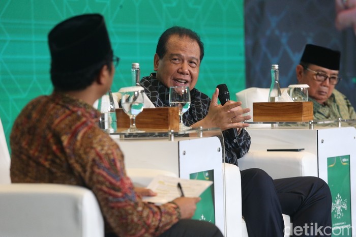 Chairman CT Corp, Chairul Tanjung (tengah) dalam sesi diskusi dalam Sarasehan Ulama di The Sultan Hotel, Jakarta (4/2/2025).