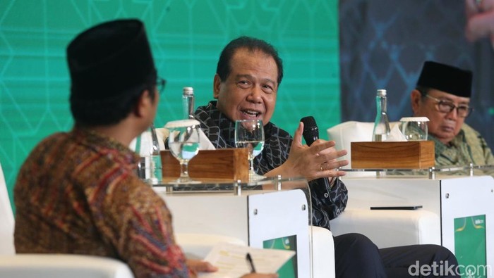 Chairman CT Corp, Chairul Tanjung (tengah) dalam sesi diskusi dalam Sarasehan Ulama di The Sultan Hotel, Jakarta (4/2/2025).