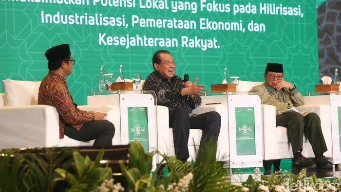 Chairul Tanjung (tengah), Burhanuddin Abdullan (kanan) selaku panelis dalam sesi diskusi Sarasehan Ulama di The Sultan Hotel, Selasa (4/2/2025).