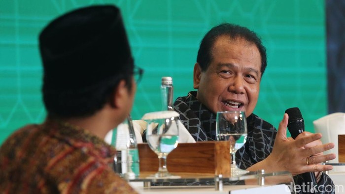 Founder & Chairman CT Corp, Chairul Tanjung menjadi narasumber Sarasehan Ulama. CT mengatakan, umat muslim harus bisa menguasai 36% perekonomian nasional.