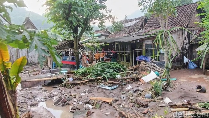 Dampak banjir bandang susulan di Wonoboyo, Bondowoso.