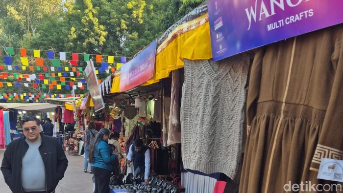 Dilli Haat, pusat suvenir dan barang seni khas India tak jauh dari New Delhi.