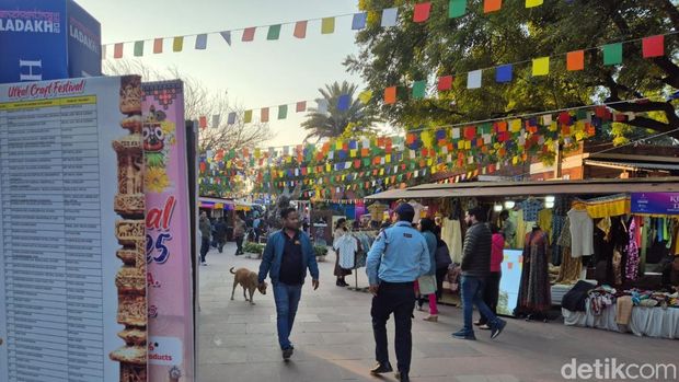 Dilli Haat, pusat suvenir dan barang seni khas India tak jauh dari New Delhi.