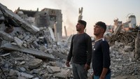 Dua saudara kembar ini melihat rumah mereka yang hancur akibat serangan Israel. 
