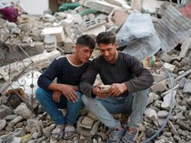 Dipisahkan Perang, Saudara Kembar Ini Bertemu di Rumah Mereka yang Hancur