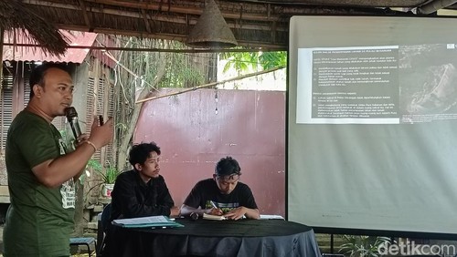 Direktur Eksekutif Walhi Bali, Made Krisna Dinata saat menanggapi polemik investasi PT Bali Turtle Island Development (BTID) terhadap masyarakat Pulau Serangan, Selasa (4/2/2025).