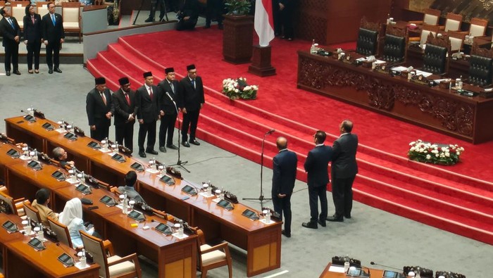 DPR lantik sejumlah anggota PAW DPR dan MPR