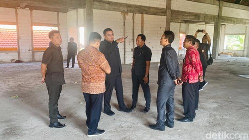 DPRD Karangasem melakukan sidak bangunan MPP dan wantilan di Jalan Veteran, Kelurahan Padangkerta, Karangasem, Selasa (4/2/2025). (I Wayan Selamat Juniasa).