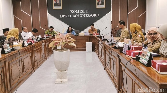 DPRD memanggil dinas terkait dalam rapat dengar pendapat tentang minimarket bodong di Bojonegoro.