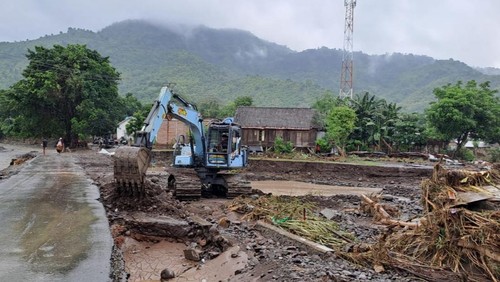 Eksavator tengah membersihkan material banjir di Desa Nanga Wera, Kecamatan Wera, Kabupaten Bima, NTB, Selasa, (4/2/2025). (Dok. BPBD Bima)