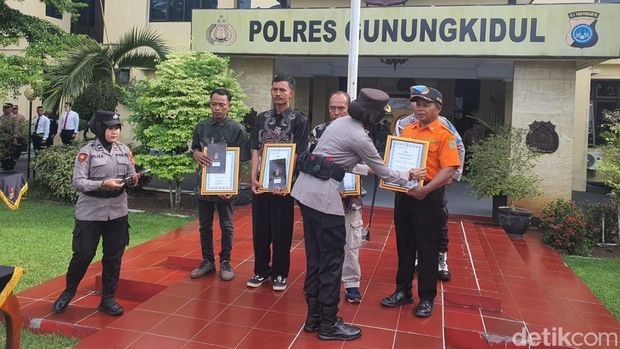 Empat orang yang mendapat penghargaan dari Polres Gunungkidul karena berpartisipasi dalam penyelamatan belasan siswa yang hanyut di Pantai Drini, Selasa (4/2/2025).