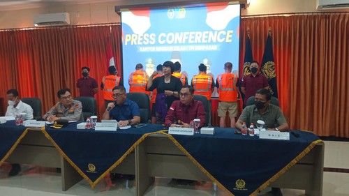 Enam warga asing diciduk petugas karena melanggar aturan keimigrasian. Tiga di antaranya warga asing asal India berinsial DK, SK, dan P, Denpasar, Bali, Selasa (4/2/2025). (Aryo Mahendro/detikBali).