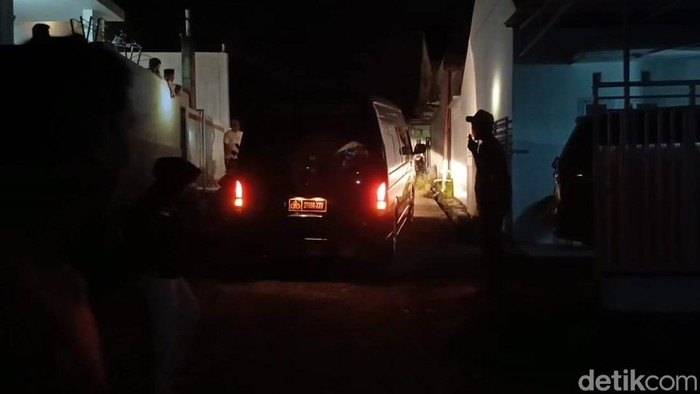 Seorang anggota kepolisian di jajaran Polresta Bandar Lampung, Bripka H ditemukan tewas di dalam rumahnya. Warga menyebut Bripka H tewas gantung diri.
