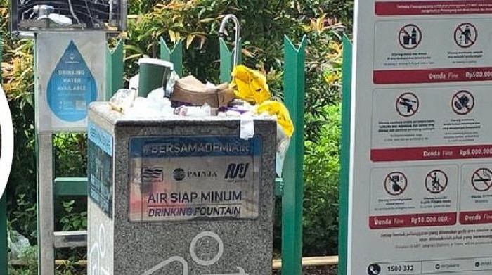 Fasilitas keran air siap minum di salah satu  stasiun MRT Jakarta dijadikan tempat sampah