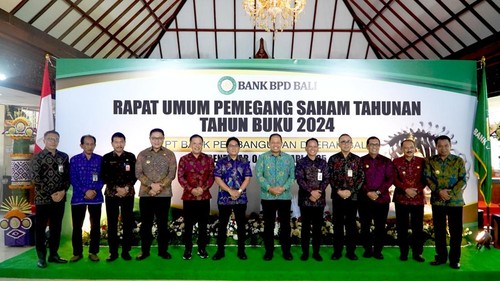 Foto bersama Pj Gubernur Bali, bupati/wali kota, direksi, dan dewan komisaris BPD Bali saat RUPS tahun buku 2024. (Dok. BPD Bali)