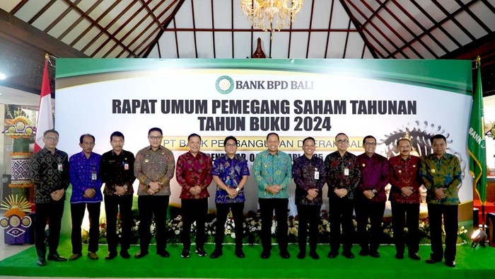 Foto bersama Pj Gubernur Bali, bupati/wali kota, direksi, dan dewan komisaris BPD Bali saat RUPS tahun buku 2024. (Dok. BPD Bali)