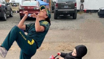 Coba bikin anakku kelihatannya lagi mengendarai sepedanya sendiri. Foto: Ethan Hawk via Bored Panda