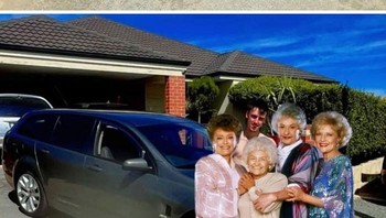 Kalau memungkinkan, coba photoshop-in dong cewek-cewek imut di sebelah mobil. Thanks! Foto: Nathan Fisher via Bored Panda