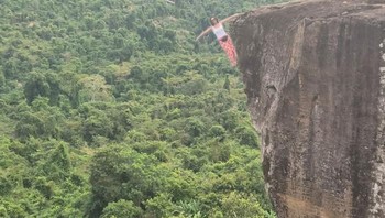 Bisa nggak buat aku berada di pinggir jadi kelihatan ngeri dan berbahaya. Foto: Nicola Farmer via Bored Panda