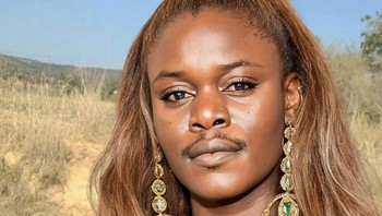 Katanya dia mau menipu orang-orang di kampungnya kalau dia baru saja selfie sama Beyoncé. Foto: Kudzanai Chihwai via Bored Panda