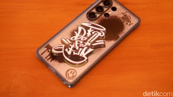 Selain UAG, Samsung turun menyediakan Flipsuit Case dengan tampilan trendy, seperti yang satu ini. Meski tampilan menarik, case ini mampu melindungi S25 Ultra dari benturan. Foto: Adi Fida Rahman/detikINET