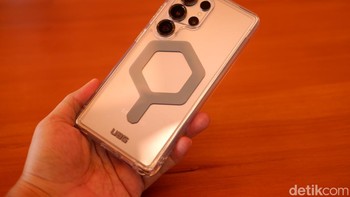 UAG Plyo Pro Case dibanderol Rp 849.000. Cocok bagi kamu yang ingin case transparan namun tetap kokoh. Sebab, case dilengkapi bingkai penyerap goncangan TPU yang dipadukan dengan pelat belakang polikarbonat yang tahan lama, memberikan perlindungan yang kokoh tanpa beban. Cangkang pelindung UAG yang khas dan inti lunak tahan benturan melindungi perangkat dari jatuh dan benturan, sementara bantalan selip anti gores dan sudut selembut udara menambah bantalan ekstra untuk meningkatkan keselamatan. Dengan teknologi anti-kuning, Seri Plyo Pro mempertahankan kejernihan yang tahan lama, sehingga warna asli ponsel Anda tetap bersinar. Modul magnet terintegrasi kami mengunci perangkat Anda dengan aman di tempatnya saat menggunakan pengisi daya nirkabel atau aksesori magnetik lainnya.Foto: Adi Fida Rahman/detikINET