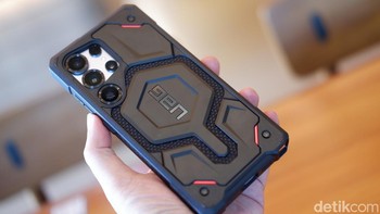 Ini adalah casing Ultra Monarch Pro Kevlar. Ada tiga pilihan warna yang disediakan, yakni hijau, mallard dan hitam. Keunggulan case ini tahan di segala medan dengan fungsi pengisian daya magnetis. Dibuat dengan bahan premium, casing Monarch Pro Kevlar memberikan perlindungan tak tertandingi melalui konstruksi 5 lapis yang inovatif, yakni tahan guncangan, dibekali DuPont Kevlar untuk memberikan kekuatan dan penampilan khas, pelat geser polikarbonat, dikelilingi karet tahan benturan dan modul magnetik. : Foto: Adi Fida Rahman/detikINET