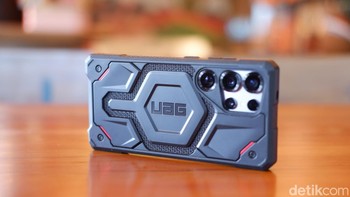 Case ini telah diuji tahan jatuh hingga 7,6 meter dan lulus 5x standar uji militer MIL STD 810G, 516.6. Harga case ini Rp 1,6 juta. Bisa beli di UAG Official Store di ecoomerce seperti Tokopedia dan Shopee. Foto: Adi Fida Rahman/detikINET