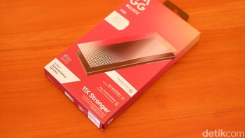 Agar perlundungan maksimal, kamu bisa memasang tempered glass pada layar S25 Ultra. Salah satu rekomendasinyta Zagg Invisible Shield XTR4 Tempered Glass. Dibanderol Rp 799.000, tempered glass ini membawa teknologi Anti blue light Eyesafe RPF60 untuk melindungi mata. Selain itu menawarkan kejernihan tampilan, mendukung sensor sidik jari di layar dan permukaan yang mulus untuk memaksimalkan bermain game. Tak kalah penting  pemasangannya pun gampang dan perlundungan seumur hidup yang artinya rusak langsung ganti baru. Foto: Adi Fida Rahman/detikINET