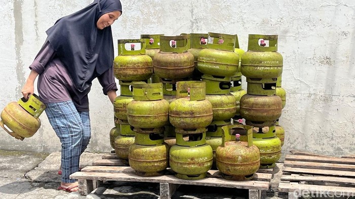 Gas LPG 3 kilogram yang baru saja sampai di pangkalan gas di Solo, Selasa (4/2/2025)