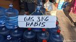 Potret Antrean Warga Denpasar di Pangkalan LPG