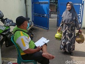 Pengecer Setop Jualan, Warga Kendal Tempuh 3 Km Beli Gas Melon di Pangkalan