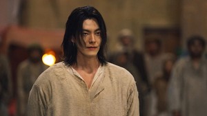 Kim Woo Bin buktiin totalitasnya, rela latihan bahasa Arab sampai 1.000 kali per baris. Foto: dok. Netflix