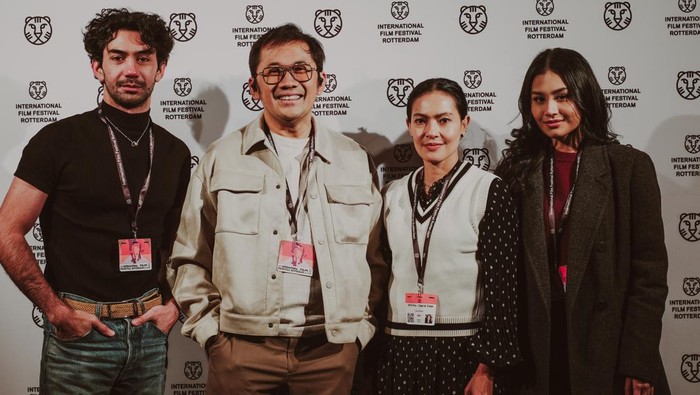 Hanung Bramantyo bersama Reza Rahadian, Lola Amaria, dan Alika Jantinia di IFFR.