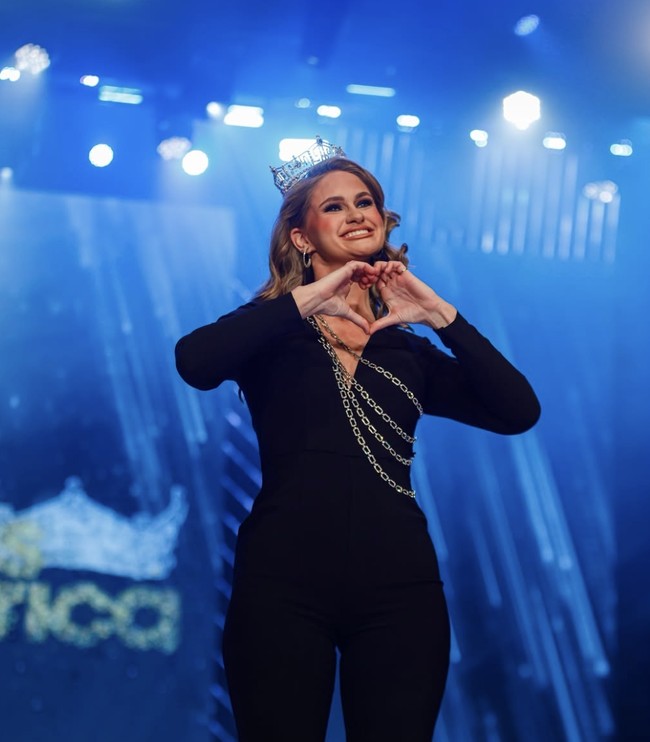 Sejak usia 13, Grace telah aktif dalam organisasi Miss America untuk mengejar beasiswa. Namun, ia tidak pernah membayangkan perjalanan ini akan membawanya ke puncak kompetisi nasional. Bermain biola menjadi salah satu keahliannya yang mencuri perhatian juri selama kompetisi. Foto: dok. Instagram @grace.stanke