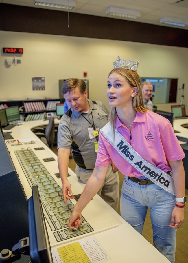 “Nuklir adalah energi yang bersih dan andal. Ini membangun jaringan listrik yang tangguh sambil menghasilkan listrik tanpa emisi. Sebagai Gen Z, kami harus mengambil langkah nyata untuk mengatasi perubahan iklim,” jelasnya. Foto: dok. Instagram @grace.stanke