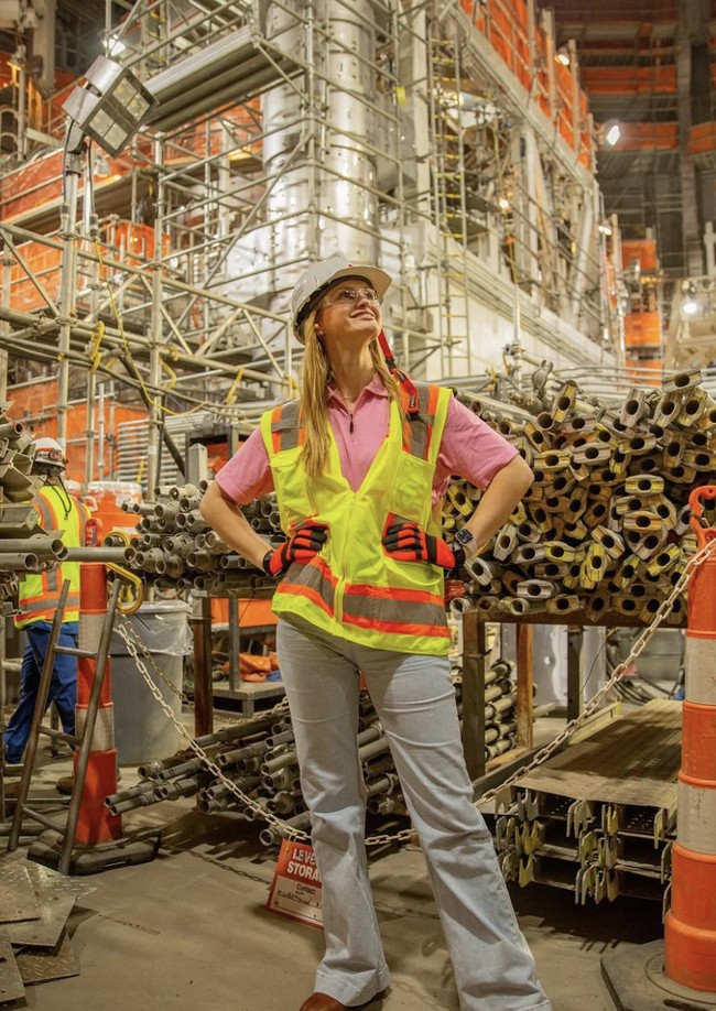 Ketertarikan Grace pada teknik nuklir bermula dari kisah pribadi. Ayahnya, seorang insinyur sipil, berhasil sembuh dari kanker dua kali berkat teknologi nuklir. Pengetahuan ini membuatnya menyadari potensi besar nuklir dalam mendukung kehidupan manusia. Foto: dok. Instagram @grace.stanke