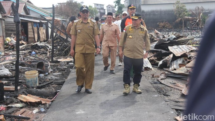 Gubernur Jambi Al Haris saat tinjau lokasi kebakaran