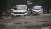 Genangan terpantau setinggi sekitar 20 sentimeter.