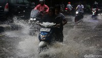 BMKG mengungkapkan, dalam sepekan terakhir, tercatat curah hujan sangat lebat hingga ekstrem terjadi di beberapa wilayah Indonesia. Masyarakat diimbau untuk tetap waspada. 