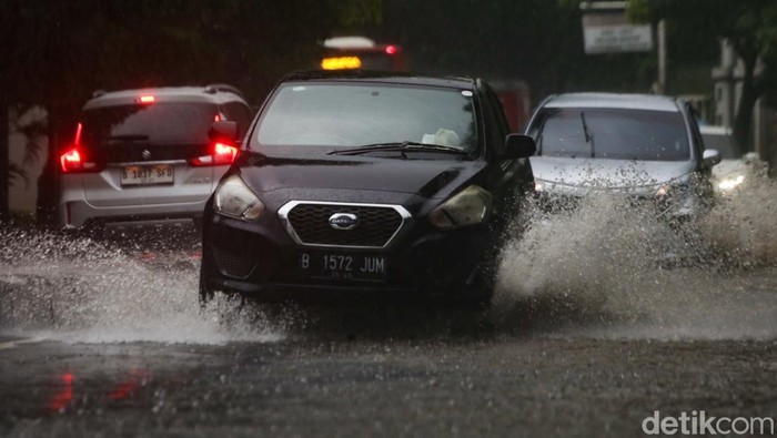 Hujan deras mengguyur sejumlah wilayah di Jakarta sore ini. Jalan RC Veteran, Jakarta Selatan, arah Bintaro tergenang.