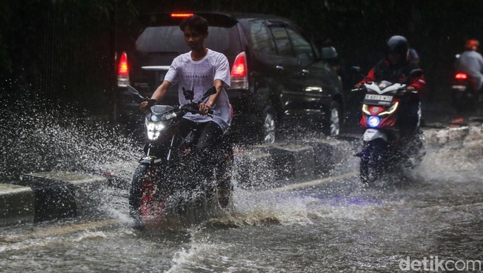 Hujan Deras, Jalan RC Veteran Jaksel Tergenang Hujan deras mengguyur sejumlah wilayah di Jakarta sore ini. Jalan RC Veteran, Jakarta Selatan, arah Bintaro tergenang.