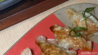 Ikira Steak juga memiliki menu pendamping, salah satunya ada gyoza (Rp 35.000). Seporsinya ada 5 potong gyoza berukuran sedang dengan isian daging ayam dan kol cincang yang dipadatkan. Foto: detikFood/Yenny Mustika Sari