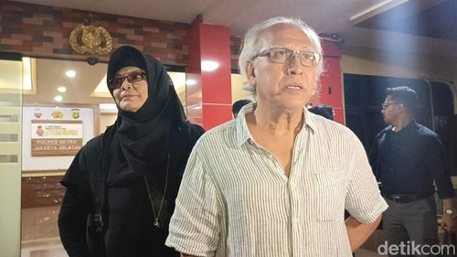 iwan fals dan istri di polres jakarta selatan.