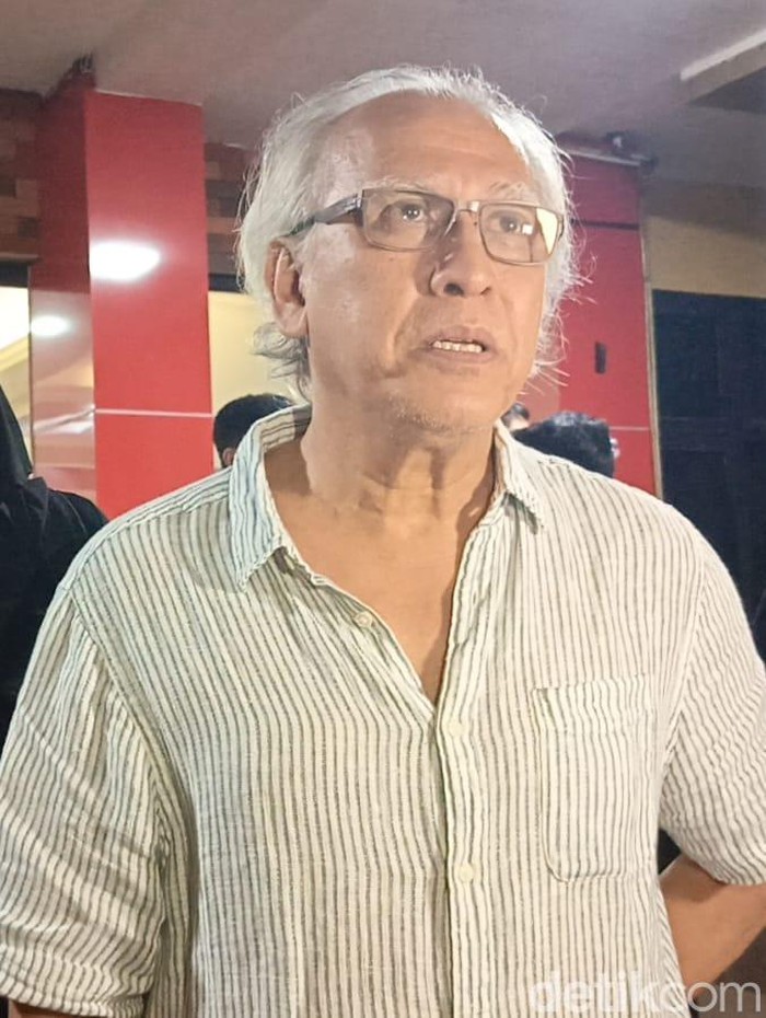 iwan fals dan istri di polres jakarta selatan.
