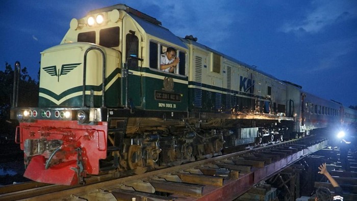 Jalur kereta terdampak banjir berhasil dibuka KAI