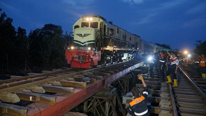 Jalur kereta terdampak banjir berhasil dibuka KAI