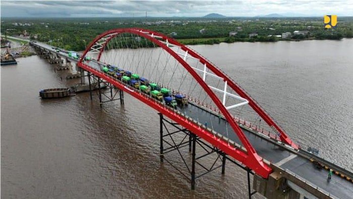 Kementerian Pekerjaan Umum membangun Jembatan Sungai Sambas Besar di Kabupaten Sambas, Kalbar. Proyek ini dibangun di koridor kawasan penghubung RI-Malaysia.