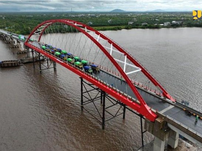 Jembatan Penghubung RI-Malaysia Rp 479 M Rampung Kementerian Pekerjaan Umum membangun Jembatan Sungai Sambas Besar di Kabupaten Sambas, Kalbar. Proyek ini dibangun di koridor kawasan penghubung RI-Malaysia.