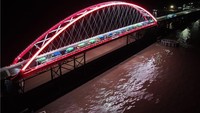 Jembatan Sungai Sambas Besar dilengkapi dengan jembatan pendekat tipe Gelagar Pracetak Tipe I Pileslab pada kedua sisi. Bentang utama jembatan 150 meter dengan lebar 11 meter untuk 2 lajur jalan dua arah, termasuk trotoar 2X1,5 meter.